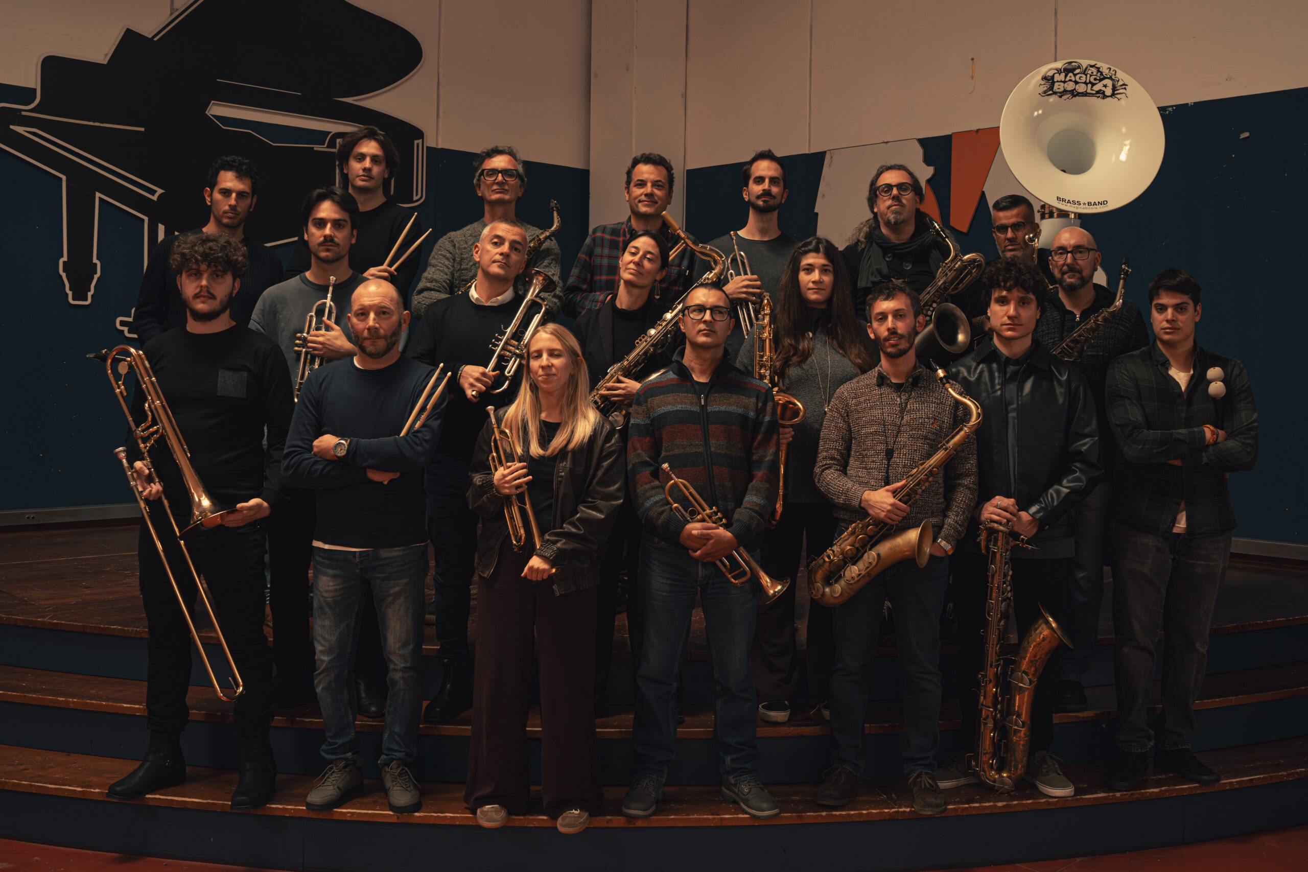 La Magicaboola Brass Band con i propri strumenti