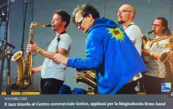 Il Jazz trionfa al Centro commerciale Gotico, applausi per la Magicaboola Brass band